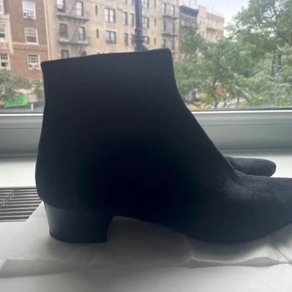 THE ROW $1290 black suede ankle boot, size 41 made in Italy